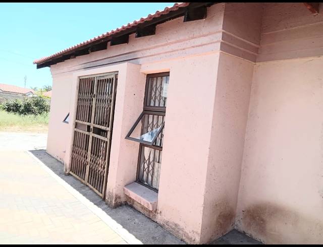 3 BEDROOM HOUSE FOR SALE IN MAHLAKO-A-PHAHLA GARDENS